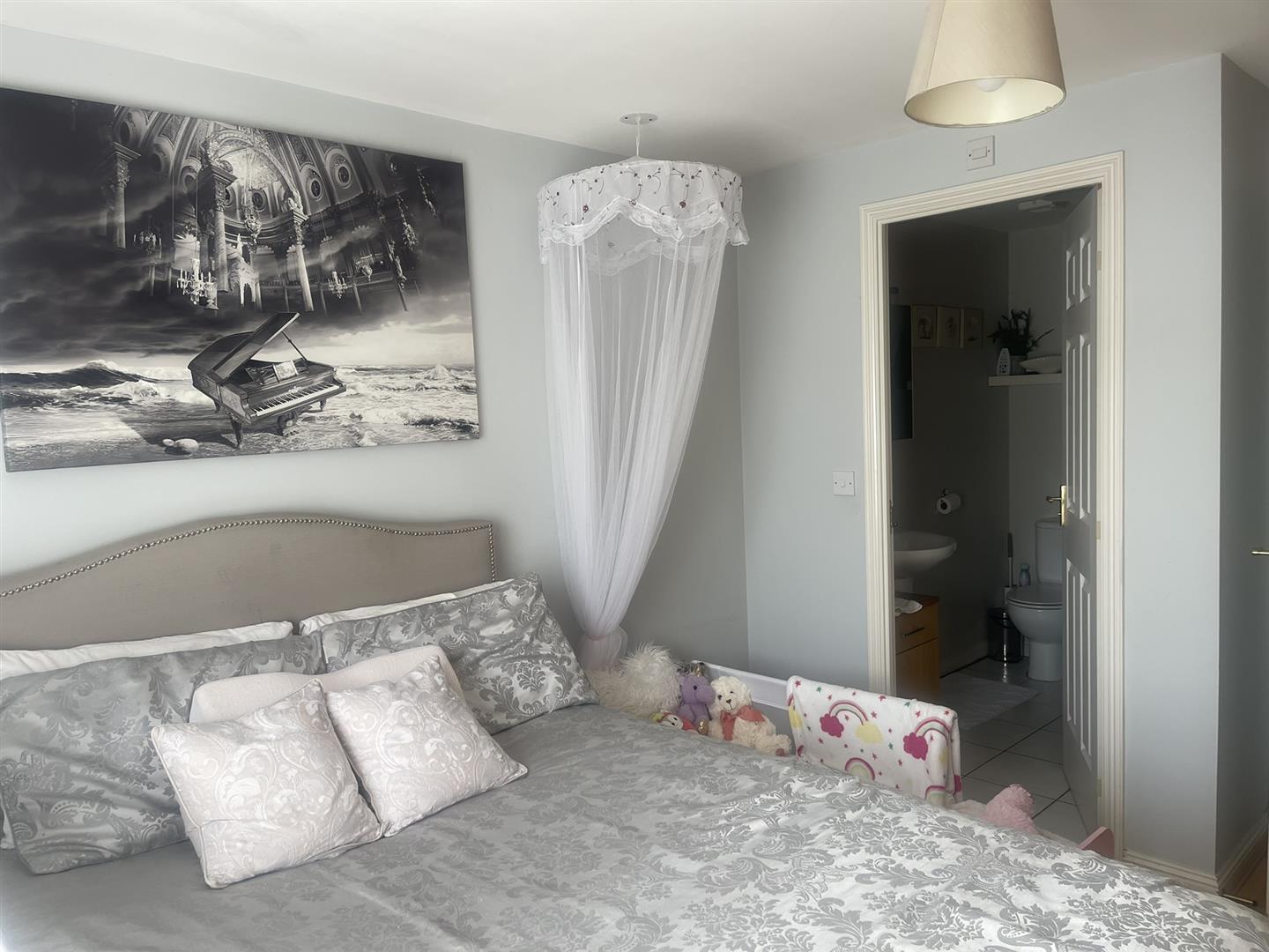 2 bed property in Stafford Close, London